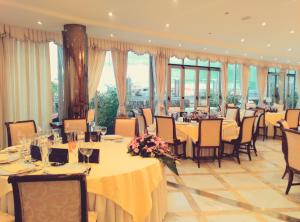 Um restaurante ou outro lugar para comer em Hotel Alameda Palace