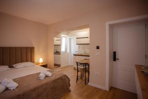 Postel nebo postele na pokoji v ubytování City Center Studio Apartments