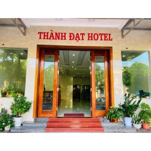 una entrada frontal a un hotel de murciélagos hamlin en Thành Đạt Hotel, en Cửa Lô