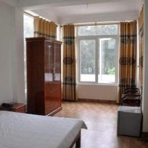 - une chambre avec un lit et une grande fenêtre dans l'établissement Casablanca Hotel Thanh Hóa, à Thanh Hóa
