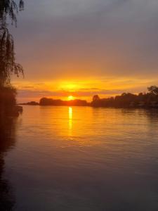 - un coucher de soleil sur une rivière au coucher du soleil dans l'établissement Lotca_lu_Vasile, à Crisan