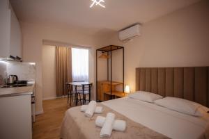 Postel nebo postele na pokoji v ubytování City Center Studio Apartments