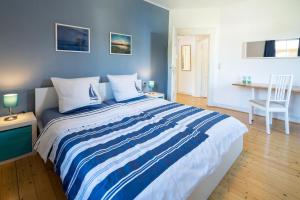ein Schlafzimmer mit einem großen Bett mit blauen Wänden in der Unterkunft Villa am Edersee in Hemfurth-Edersee