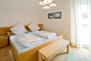 een slaapkamer met een bed met 2 kussens erop bij Gemutliche 93m2Fewo mit 2 Schlafzimmern und seitlichem Seeblick vom Balkon in Scheid