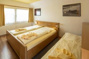 a bedroom with two beds with towels on them at ebenerdige Fewo mit Terrasse am Edersee in Scheid