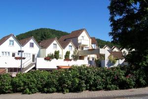 a row of houses in a residential neighborhood at ebenerdige Fewo mit Terrasse am Edersee in Scheid