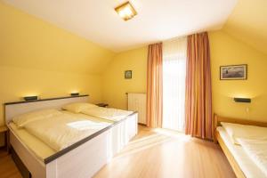 a bedroom with two beds and a large window at Helle 93m2 FeWo mit 2 Schlafzimmern am Edersee in Scheid