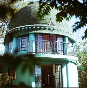 ein rundes Haus mit Balkon darüber in der Unterkunft Espaço Cultural Lotus - Suítes, Hostel e Camping in Alto Paraíso de Goiás