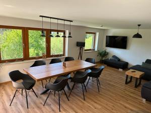 ein Wohnzimmer mit einem Holztisch und Stühlen in der Unterkunft FeWo Zeitlos in Berchtesgaden