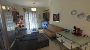 Ruang duduk di Loukas Apartment