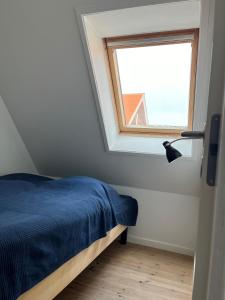 スケーエンにあるSkagen City Apartmentsのベッドルーム(ベッド1台、窓付)