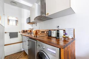 a kitchen with a washer and a washing machine at Apartment Paris 4° centre - Marais/Beaubourg in Paris