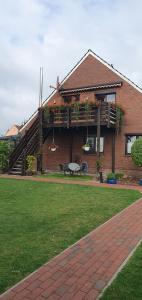 een huis met een terras met een tafel en een bank bij Ferienwohnung in Etelsen in Langwedel