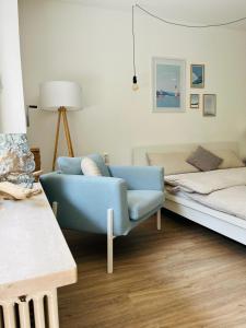 sala de estar con sofá y cama en Seelaxing, en Lindau