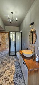La salle de bains est pourvue d'une baignoire, d'un lavabo et d'un miroir. dans l'établissement Villa Toscana, à Gokceada Town