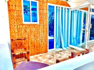 Zimmer mit einem Stuhl und einem Fenster in der Unterkunft Treasure Beach in Carles