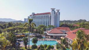 une vue aérienne d'un complexe avec piscine dans l'établissement Nilai Springs Resort Hotel, à Nilai