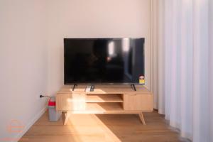 TV a/nebo společenská místnost v ubytování Modern Townhouse Close to City with Full Kitchen - Ellerslie