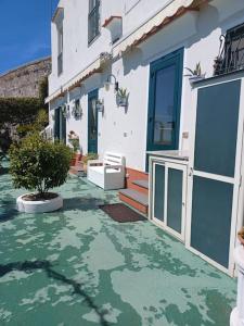 ein Haus mit grünem Boden davor in der Unterkunft Panoramic Villa in Amalfi in Amalfi