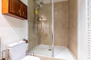 un baño con ducha y WC en Apartment Paris 4° centre - Marais/Beaubourg, en París 7 fotos más