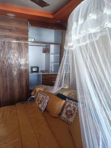 um quarto com uma cama e uma rede mosquiteira em My Uttrakhand Experiences em Haridwar