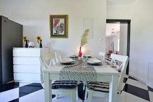 una sala da pranzo con tavolo e sedie bianchi di Casa Lavanda Vrsar shared Pool a Vrsar Altre 51 foto