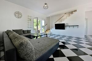 un soggiorno con divano e pavimento a scacchi di Casa Lavanda Vrsar shared Pool a Vrsar
