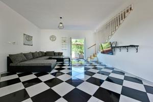 un soggiorno con pavimento a scacchi in bianco e nero di Casa Lavanda Vrsar shared Pool a Vrsar
