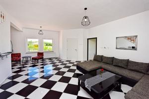 un soggiorno con divano e pavimento a scacchi di Casa Lavanda Vrsar shared Pool a Vrsar
