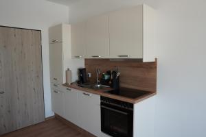 A kitchen or kitchenette at ISA Rheinquartier - Moderne und barrierefreie Ferienapartments