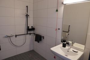 Koupelna v ubytování ISA Rheinquartier - Moderne und barrierefreie Ferienapartments
