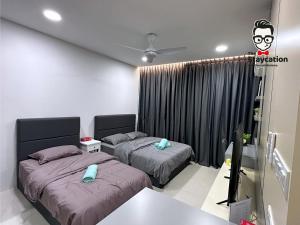 una camera con due letti e una finestra di Staycation Homestay 19 Riverine Petanak Apartment a Kuching