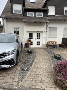 a car parked in front of a house at Ferienwohnung Dieblich in Dieblich