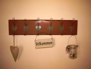 a sign on a wall with a valentines heart and a lamp at Zeitweise in Bünsdorf