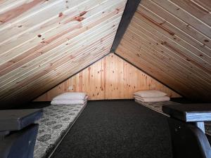 um quarto com duas camas no interior de uma tenda em СвояХата em Svityazʼ