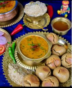 stół z miską zupy i trochę chleba w obiekcie House Of Touristers Hotel & Cafe w mieście Dżajpur