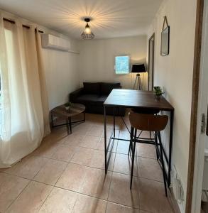 - un salon avec une table et un canapé dans l'établissement Charmante maisonnette situé au calme proche d'Ajaccio., à Afa