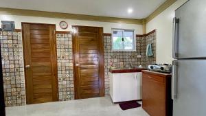 Η κουζίνα ή μικρή κουζίνα στο Beautiful 2BD Farmhouse for 4-10 pax +20 φωτογραφίες