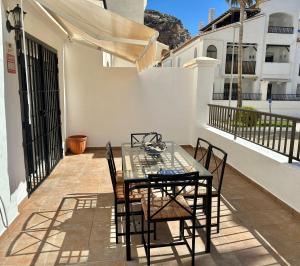 a table and chairs on the balcony of a house at Refugio Costero Tu Hogar vistas al Mar con Parking in Calahonda
