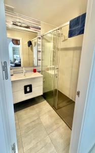 a bathroom with a shower and a sink at Refugio Costero Tu Hogar vistas al Mar con Parking in Calahonda