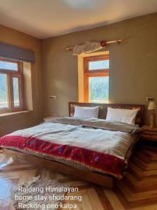 Giường trong phòng chung tại Raldang Himalayan homestay & farm stay