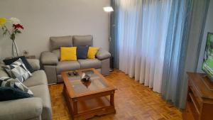 Una sala de estar con un sofá y una mesa de café. en Soria Naturaleza, en Soria