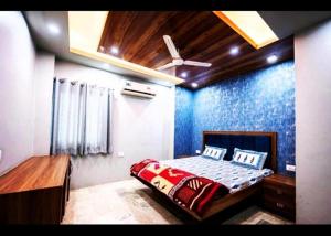 齋浦爾的住宿－House Of Touristers Hotel & Cafe，一间卧室配有一张蓝色墙壁的床
