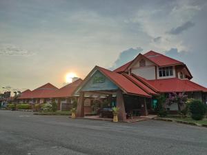 ein Gebäude an der Straßenseite in der Unterkunft TERINAI TASOH LAKE VIEW RESORT 