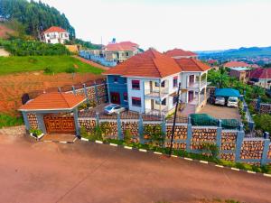 een luchtzicht op een huis met een hek bij Jingo's Residence in Kampala