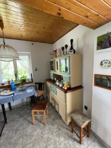 cocina con mesa y nevera en una habitación en Stupa-Rezi-Tatika-Haz, en Zalaszántó