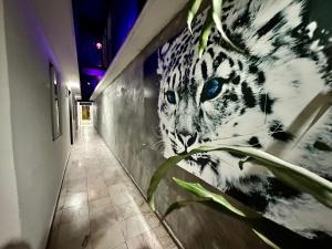 un murale di una tigre su un muro in un corridoio di Zyan Rooms a Villahermosa