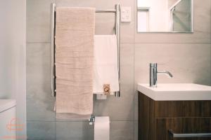 Koupelna v ubytování Modern Townhouse Close to City with Full Kitchen - Ellerslie + 27 fotografií