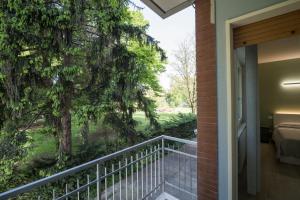 balkon z widokiem na sypialnię i drzewo w obiekcie B&B Al Parco w Weronie
