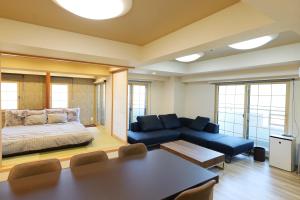 a living room with a bed and a couch at MolinHotels702 アクティビティを満喫できる札幌定山渓 天然温泉付-1L2Room K-Bed1&W-beds3 8persons in Jozankei